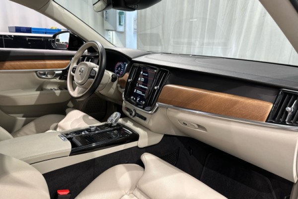 Esittelykuva VOLVO V90 lataushybridiautosta.