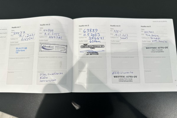 Esittelykuva VOLVO V90 lataushybridiautosta.
