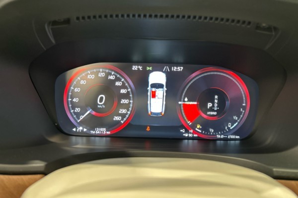 Esittelykuva VOLVO V90 lataushybridiautosta.
