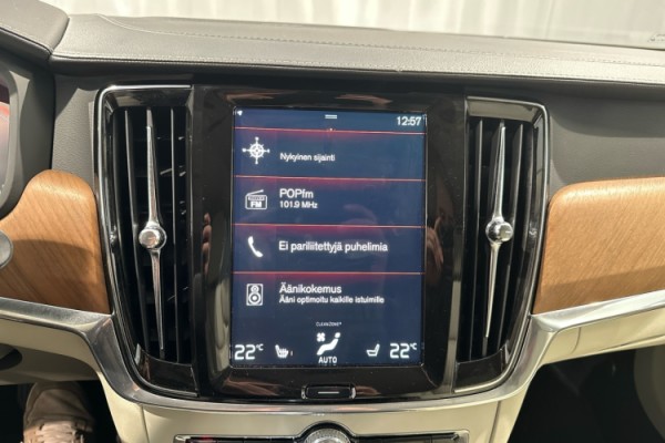 Esittelykuva VOLVO V90 lataushybridiautosta.