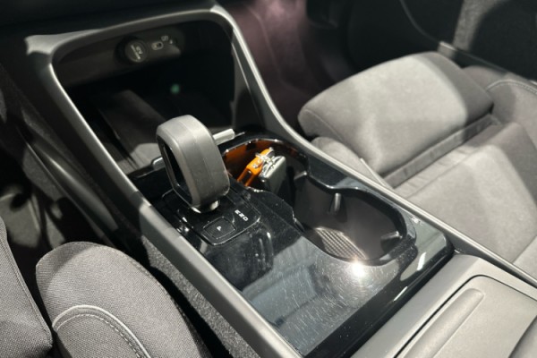 Esittelykuva VOLVO XC40 täyssähköautosta.