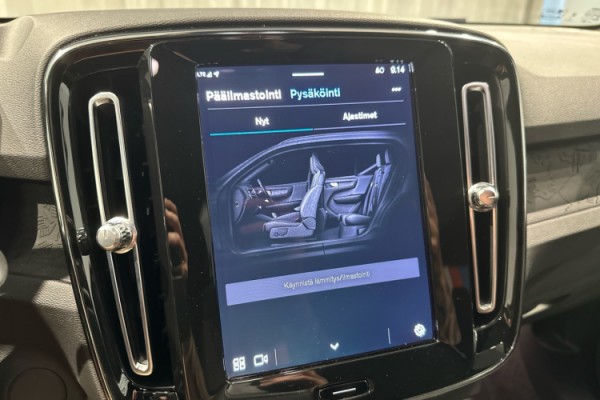 Esittelykuva VOLVO XC40 täyssähköautosta.
