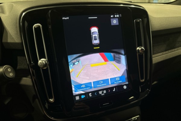 Esittelykuva VOLVO XC40 täyssähköautosta.