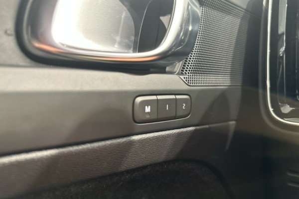 Esittelykuva VOLVO XC40 täyssähköautosta.