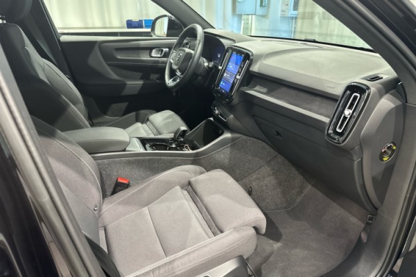 Esittelykuva VOLVO XC40 täyssähköautosta.
