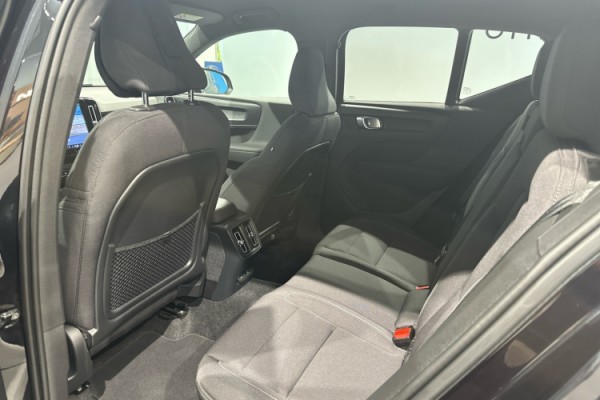 Esittelykuva VOLVO XC40 täyssähköautosta.