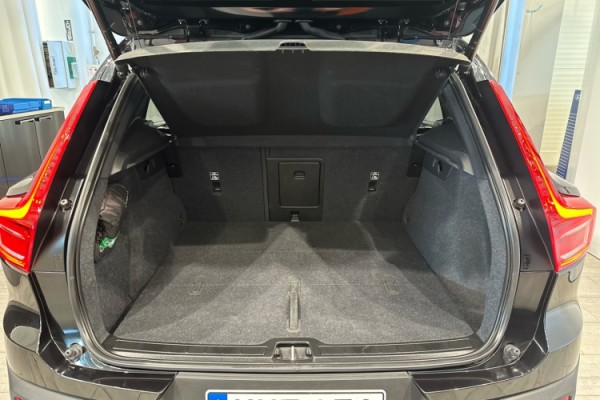 Esittelykuva VOLVO XC40 täyssähköautosta.