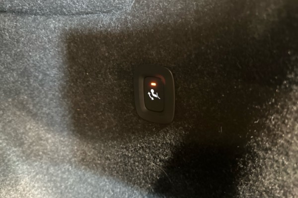 Esittelykuva VOLVO XC40 täyssähköautosta.