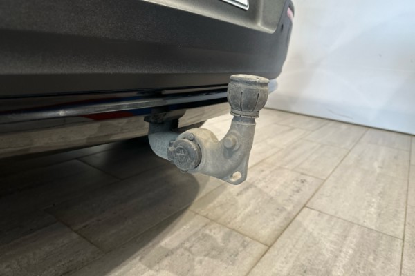 Esittelykuva VOLVO XC40 täyssähköautosta.
