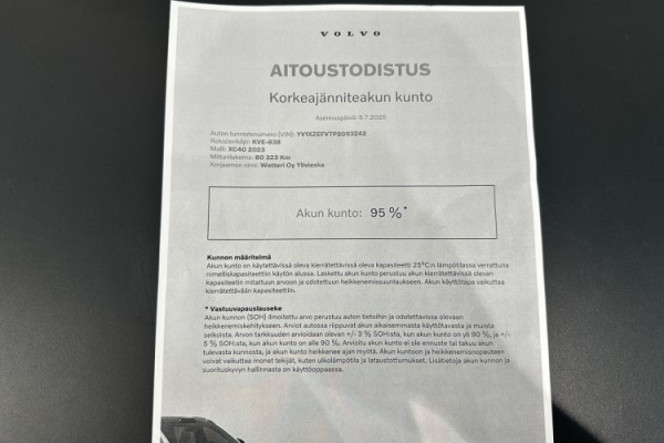 Esittelykuva VOLVO XC40 täyssähköautosta.