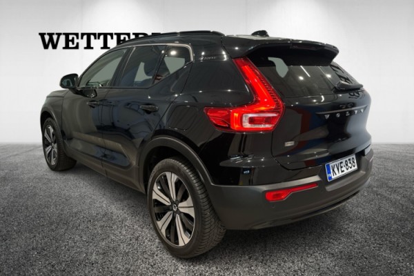 Esittelykuva VOLVO XC40 täyssähköautosta.