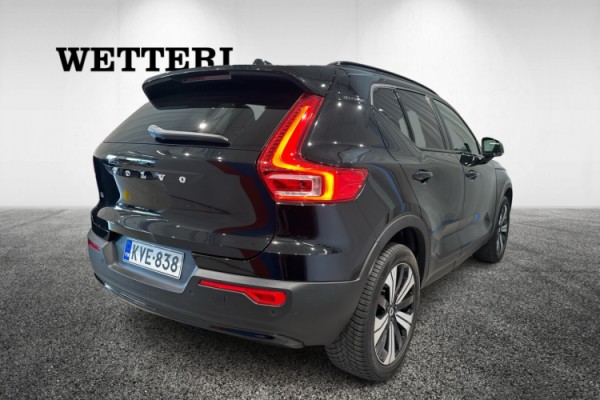Esittelykuva VOLVO XC40 täyssähköautosta.