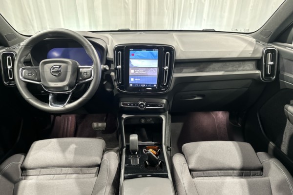 Esittelykuva VOLVO XC40 täyssähköautosta.