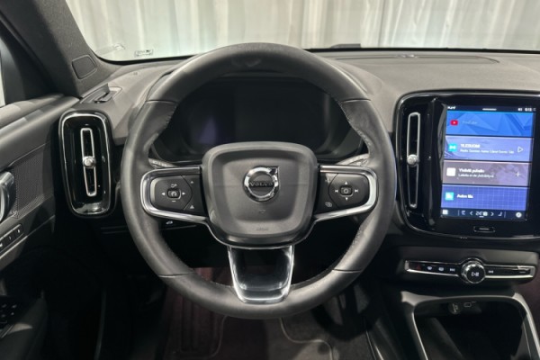 Esittelykuva VOLVO XC40 täyssähköautosta.
