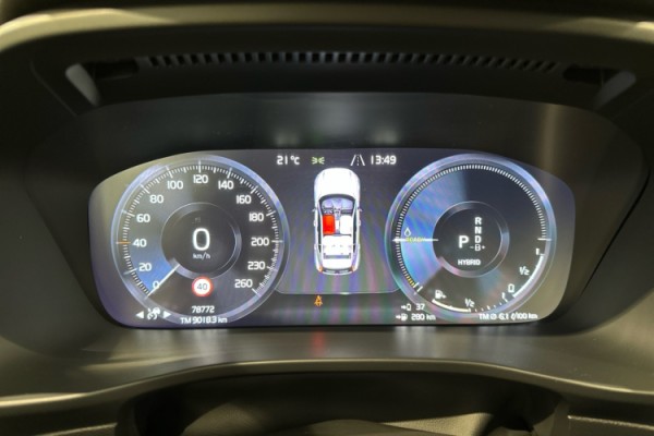 Esittelykuva VOLVO XC40 lataushybridiautosta.