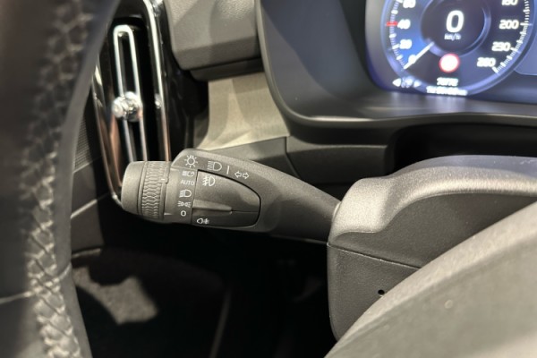 Esittelykuva VOLVO XC40 lataushybridiautosta.