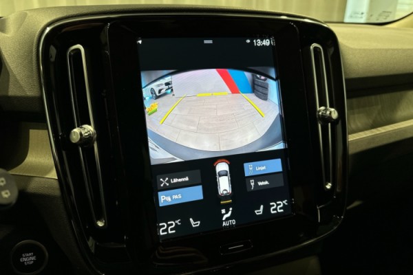 Esittelykuva VOLVO XC40 lataushybridiautosta.