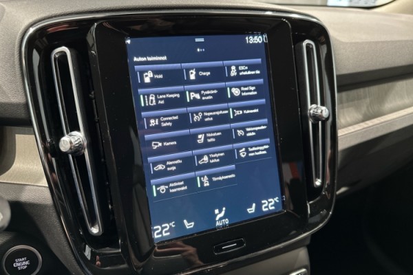 Esittelykuva VOLVO XC40 lataushybridiautosta.