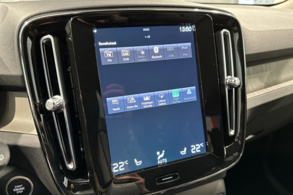 Esittelykuva VOLVO XC40 lataushybridiautosta.
