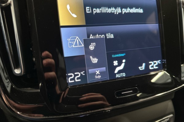 Esittelykuva VOLVO XC40 lataushybridiautosta.