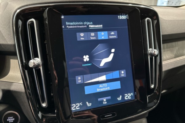 Esittelykuva VOLVO XC40 lataushybridiautosta.