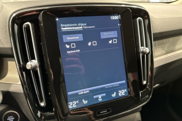Esittelykuva VOLVO XC40 lataushybridiautosta.