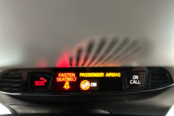Esittelykuva VOLVO XC40 lataushybridiautosta.