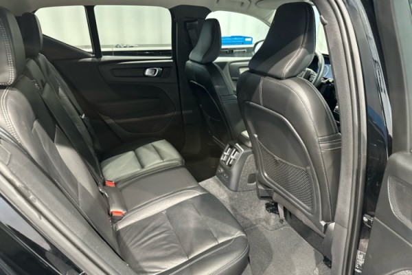 Esittelykuva VOLVO XC40 lataushybridiautosta.