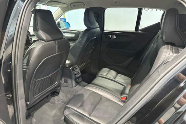 Esittelykuva VOLVO XC40 lataushybridiautosta.