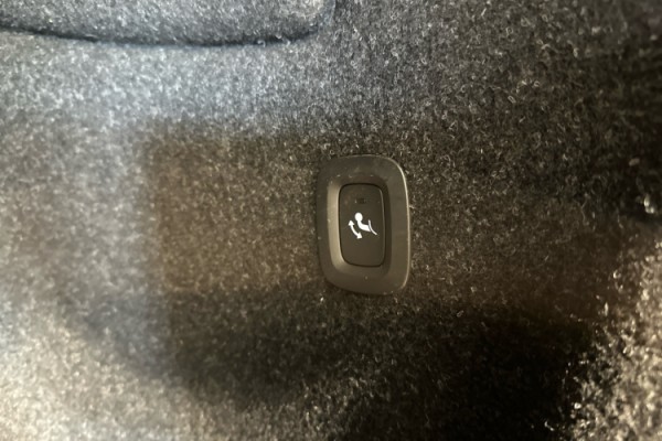 Esittelykuva VOLVO XC40 lataushybridiautosta.