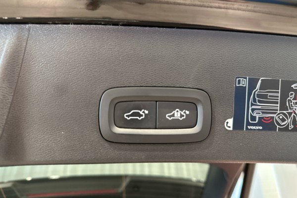 Esittelykuva VOLVO XC40 lataushybridiautosta.