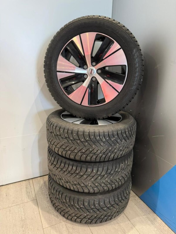 Esittelykuva VOLVO XC40 lataushybridiautosta.