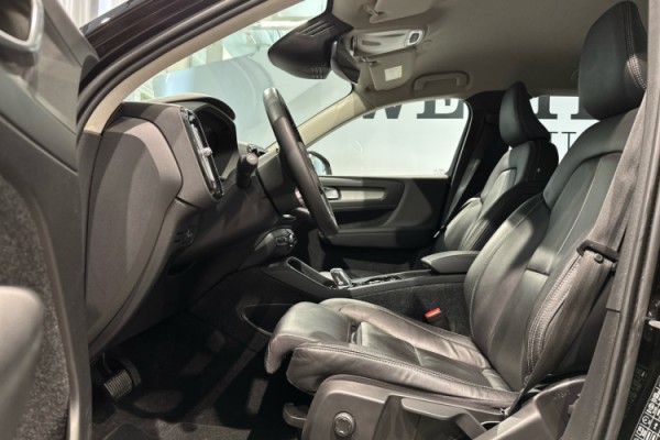 Esittelykuva VOLVO XC40 lataushybridiautosta.