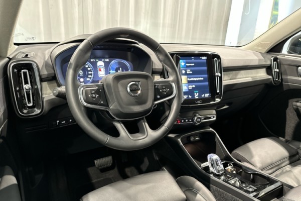 Esittelykuva VOLVO XC40 lataushybridiautosta.