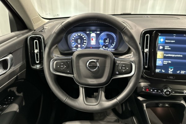Esittelykuva VOLVO XC40 lataushybridiautosta.