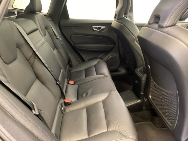 Esittelykuva VOLVO XC60 lataushybridiautosta.