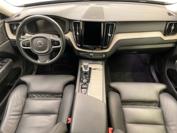 Esittelykuva VOLVO XC60 lataushybridiautosta.
