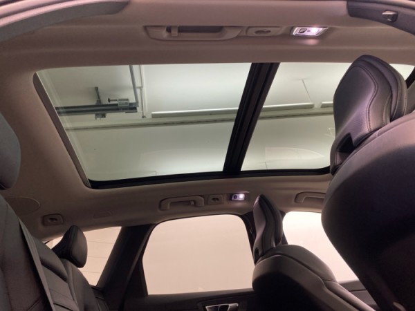 Esittelykuva VOLVO XC60 lataushybridiautosta.
