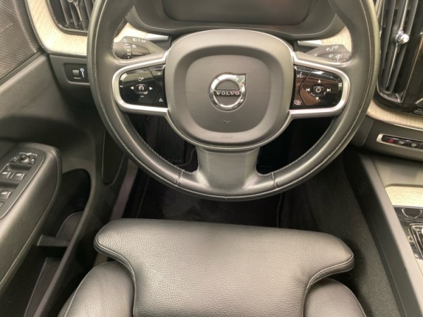 Esittelykuva VOLVO XC60 lataushybridiautosta.