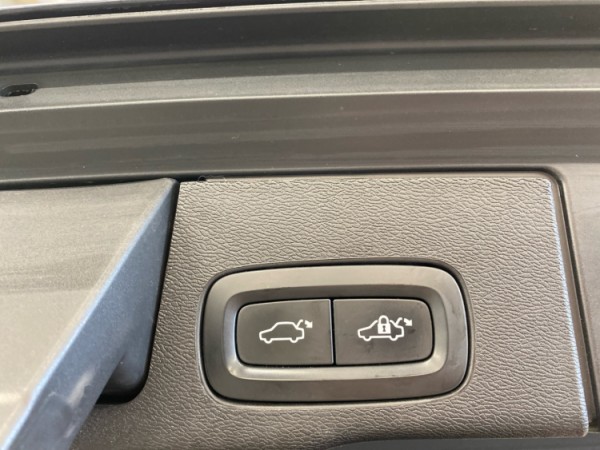 Esittelykuva VOLVO XC60 lataushybridiautosta.