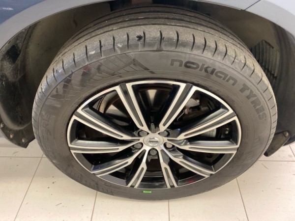 Esittelykuva VOLVO XC60 lataushybridiautosta.