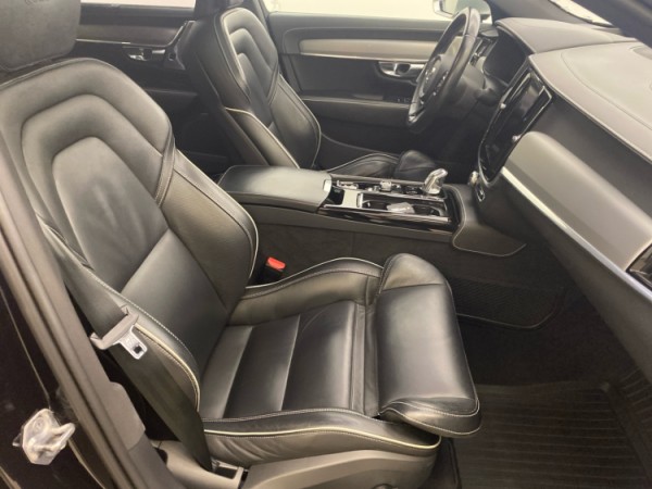 Esittelykuva VOLVO S90 lataushybridiautosta.
