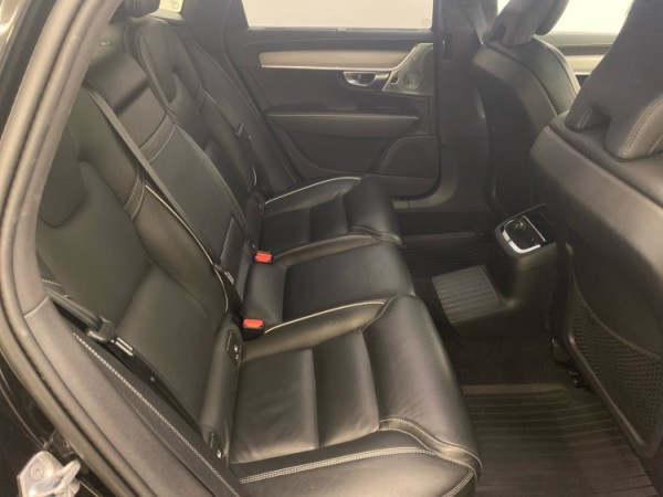 Esittelykuva VOLVO S90 lataushybridiautosta.