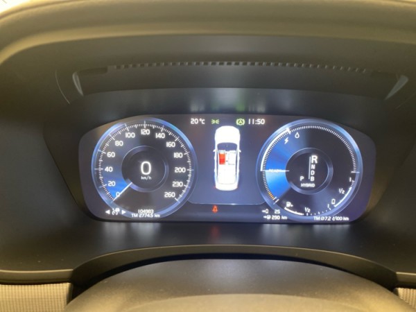 Esittelykuva VOLVO S90 lataushybridiautosta.