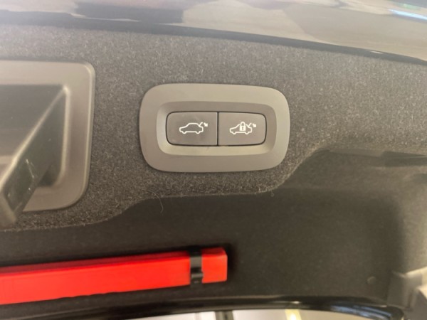 Esittelykuva VOLVO S90 lataushybridiautosta.