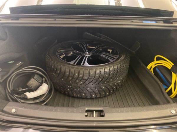 Esittelykuva VOLVO S90 lataushybridiautosta.
