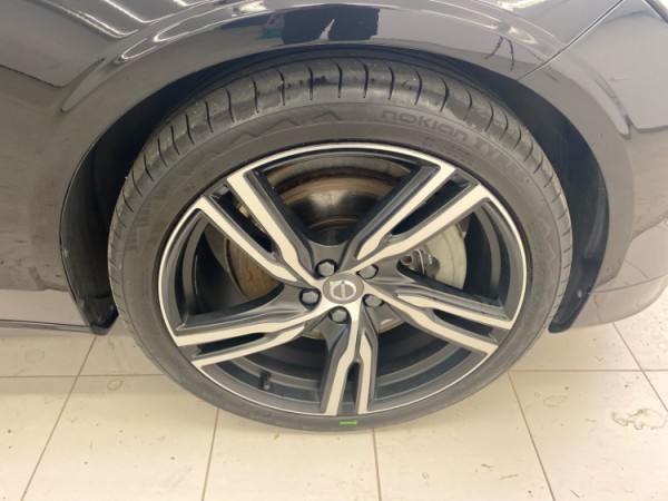 Esittelykuva VOLVO S90 lataushybridiautosta.