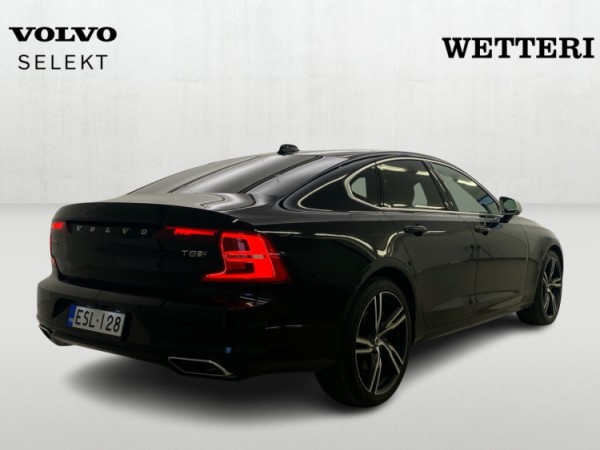 Esittelykuva VOLVO S90 lataushybridiautosta.