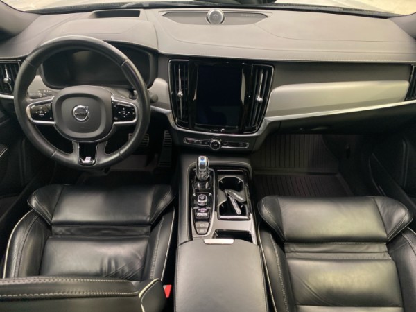 Esittelykuva VOLVO S90 lataushybridiautosta.