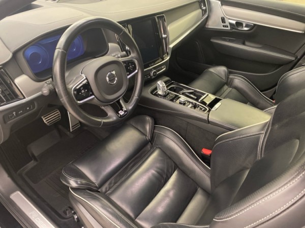 Esittelykuva VOLVO S90 lataushybridiautosta.